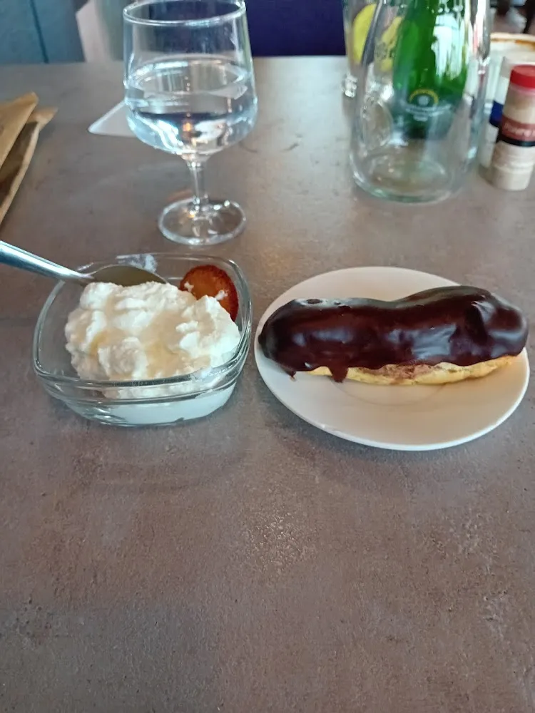 Faisselle Et Éclair Au Chocolat